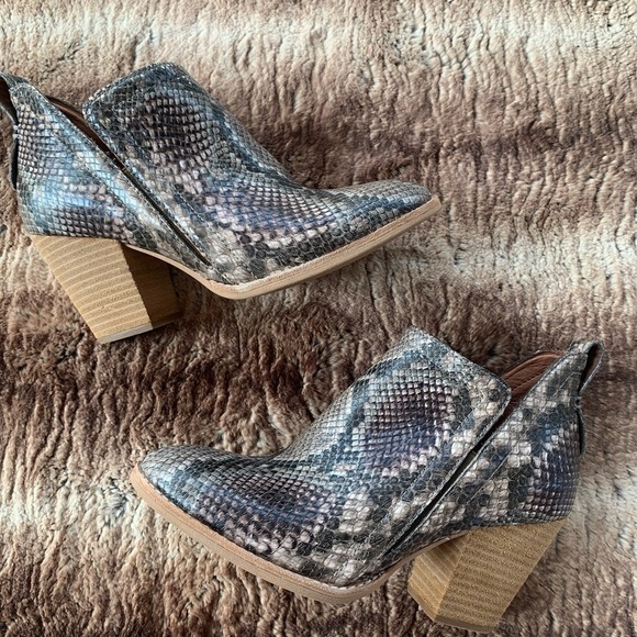 Jeffrey Campbell Rowlan Bootie Taupe Snakeskin - Picture 2 of 13